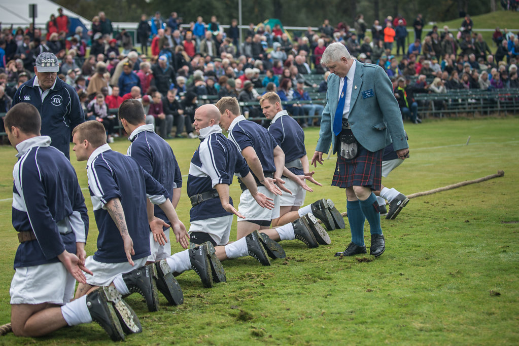 Bei dem alljährlichen Braemar Highland Gathering werden vor dem Seilziehen, dem Tug of War, die Schuhe und Hände der Teilneh- mer von einem der Schiedsrichter kontrolliert.