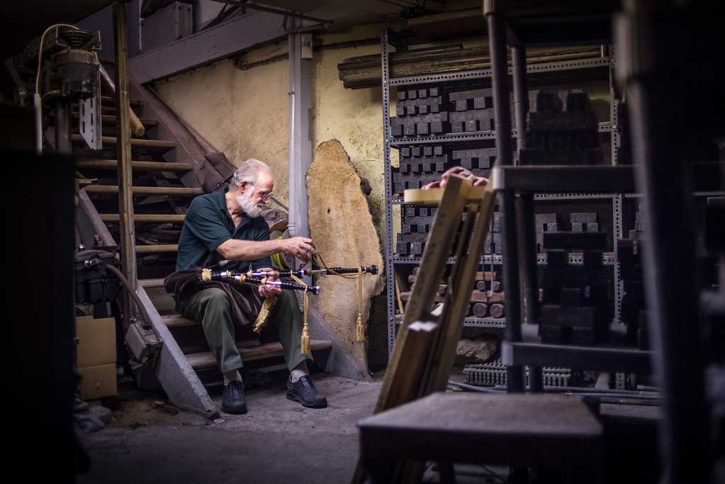Alastair Sinclair übernahm die Dudelsack-Werkstatt von seinem Vater, der das Geschäft 1933 in Edinburgh grün- dete. Alastair hat nie gelernt Dudelsack zu spielen, im Bau von den Instrumenten ist er jedoch ein Meister seines Fachs. Die fertigen Bagpipes